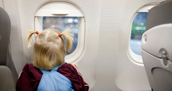 Vacanze con i bambini: la guida per viaggiare in aereo in tutta libertà Vacanze con i bambini: la guida per viaggiare in aereo in tutta libertà
