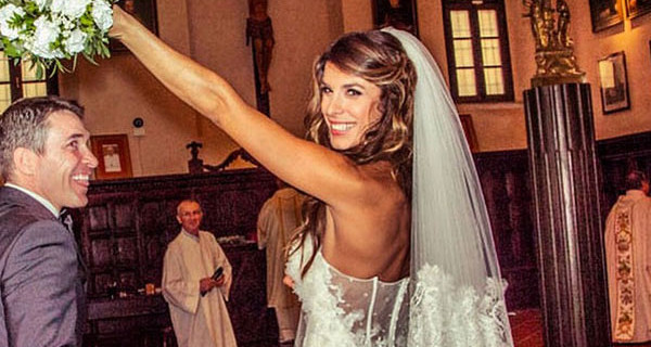 Elisabetta Canalis: all’asta il suo abito da sposa per aiutare i bambini di Alghero Elisabetta Canalis: all’asta il suo abito da sposa per aiutare i bambini di Alghero