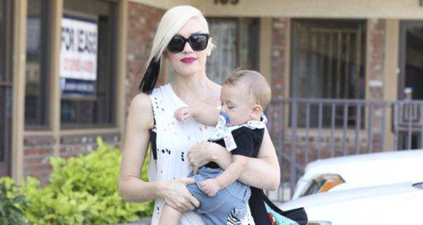 Gwen Stefani con il figlio Apollo e la borsa CYBEX by Jeremy Scott Gwen Stefani con il figlio Apollo e la borsa CYBEX by Jeremy Scott