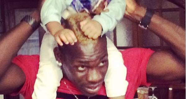 Mario Balotelli papà: 1200 euro a settimana per mantenere la figlia Pia Mario Balotelli papà: 1200 euro a settimana per mantenere la figlia Pia