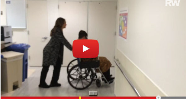 Robbie Williams papà di Charlton Valentine: ecco il nuovo divertente video in ospedale Robbie Williams papà di Charlton Valentine: ecco il nuovo divertente video in ospedale