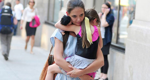 La letterina a Babbo Natale di Suri Cruise. Mamma Katie Holmes: “Sono preoccupata” La letterina a Babbo Natale di Suri Cruise. Mamma Katie Holmes: “Sono preoccupata”