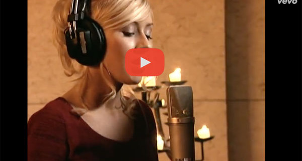 Canzone di Natale di oggi: “The Christmas Song” cantata da Christina Aguilera. Video, Testo e Traduzione Canzone di Natale di oggi: “The Christmas Song” cantata da Christina Aguilera. Video, Testo e Traduzione
