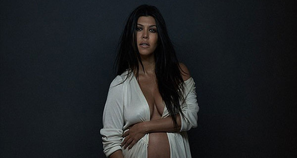Kourtney Kardashian, la sorella di Kim, posa senza veli con il pancione: “La parte migliore di me” Kourtney Kardashian, la sorella di Kim, posa senza veli con il pancione: “La parte migliore di me”