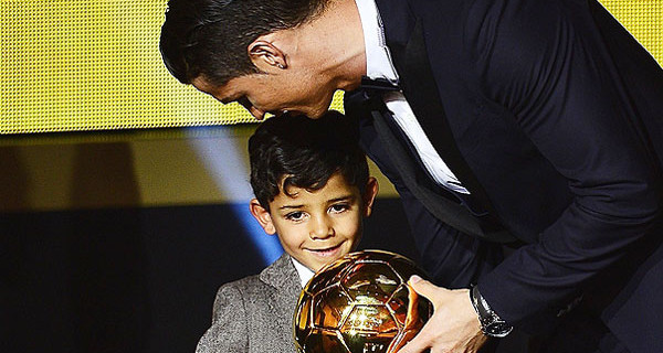Cristiano Ronaldo “papà D’Oro”: sul palco di Zurigo insieme al suo bimbo. “Ringrazio mio figlio” Cristiano Ronaldo “papà D’Oro”: sul palco di Zurigo insieme al suo bimbo. “Ringrazio mio figlio”