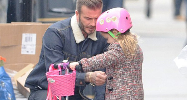 David Beckham papà adorabile con la piccola Harper: il look della baby fashion star David Beckham papà adorabile con la piccola Harper: il look della baby fashion star