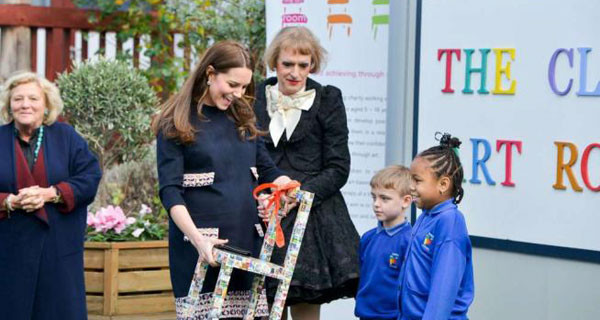 Kate Middleton presto mamma: pancione in evidenza con il suo ultimo look premaman Kate Middleton presto mamma: pancione in evidenza con il suo ultimo look premaman