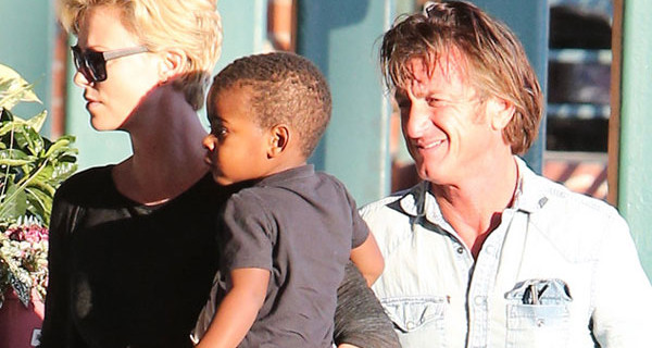 Sean Penn e Charlize Theron genitori: l’attore ha adottato il piccolo Jackson Sean Penn e Charlize Theron genitori: l’attore ha adottato il piccolo Jackson