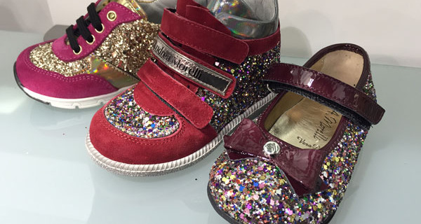 Glitter e vernice: le nuove scarpine per bambine presentate da Andrea Morelli Junior Glitter e vernice: le nuove scarpine per bambine presentate da Andrea Morelli Junior