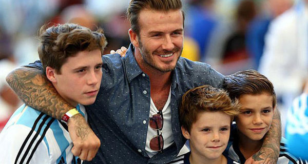 David Beckham, cuore di papà: “Brooklyn si vergogna di me! Ma io lo bacio lo stesso” David Beckham, cuore di papà: “Brooklyn si vergogna di me! Ma io lo bacio lo stesso”