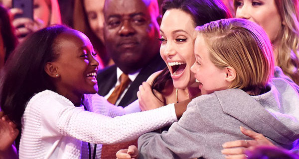 Angelina Jolie è la “Cattiva” più amata: la gioia delle sue bimbe ai Kids’ Choice Awards Angelina Jolie è la “Cattiva” più amata: la gioia delle sue bimbe ai Kids’ Choice Awards