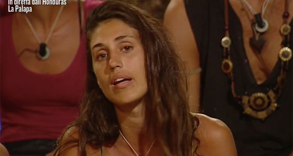 Isola, Cecilia Rodriguez litigando Rachida ammette: “Diventerò mamma e…” Isola, Cecilia Rodriguez litigando Rachida ammette: “Diventerò mamma e…”