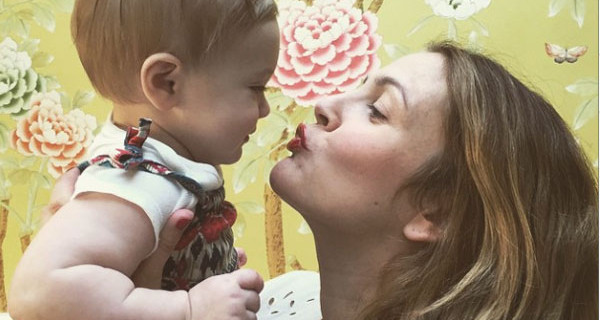 Drew Barrymore: “Non ho avuto un’infanzia facile, per i miei figli desidero una famiglia classica” Drew Barrymore: “Non ho avuto un’infanzia facile, per i miei figli desidero una famiglia classica”