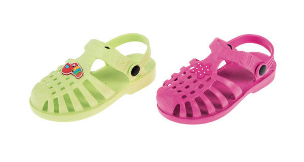 In spiaggia con le Jelly Shoes: le nuove tendenze per bambini al mare In spiaggia con le Jelly Shoes: le nuove tendenze per bambini al mare