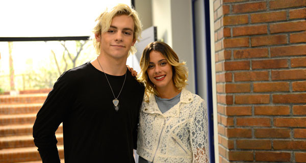 Anticipazioni Violetta: Ross Lynch e gli R5 fanno il loro debutto nella serie di Disney Anticipazioni Violetta: Ross Lynch e gli R5 fanno il loro debutto nella serie di Disney