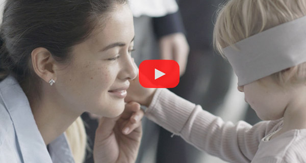 I bimbi riconoscono la loro mamma a occhi chiusi: il commovente video per la Festa della Mamma I bimbi riconoscono la loro mamma a occhi chiusi: il commovente video per la Festa della Mamma