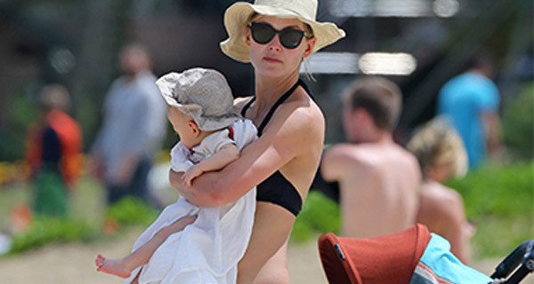 Rosamund Pike alle Hawaii con il suo bimbo: il passeggino che ha scelto per lui Rosamund Pike alle Hawaii con il suo bimbo: il passeggino che ha scelto per lui