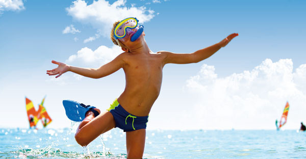 Come prevenire le scottature sulla pelle dei bambini? A Bibione il dermatologo è in spiaggia Come prevenire le scottature sulla pelle dei bambini? A Bibione il dermatologo è in spiaggia