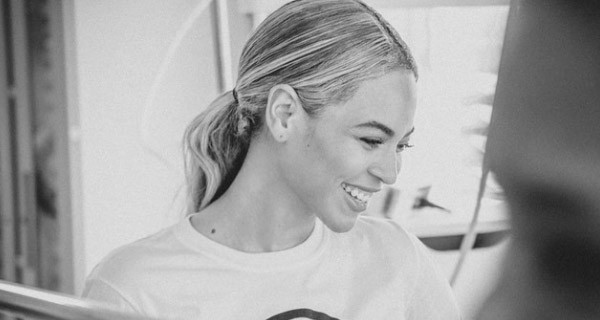 Beyoncè ad Haiti per incontrare i bambini colpiti dal terremoto del 2010. Le sue foto Beyoncè ad Haiti per incontrare i bambini colpiti dal terremoto del 2010. Le sue foto