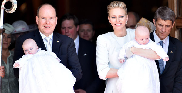 Il battesimo dei Gemellini Reali di Monaco: Jacques e Gabriella tra le braccia di mamma e papà Il battesimo dei Gemellini Reali di Monaco: Jacques e Gabriella tra le braccia di mamma e papà