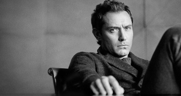 Jude Law e la sua vita da papà: “Ora i miei cinque figli mi considerano cool!” Jude Law e la sua vita da papà: “Ora i miei cinque figli mi considerano cool!”
