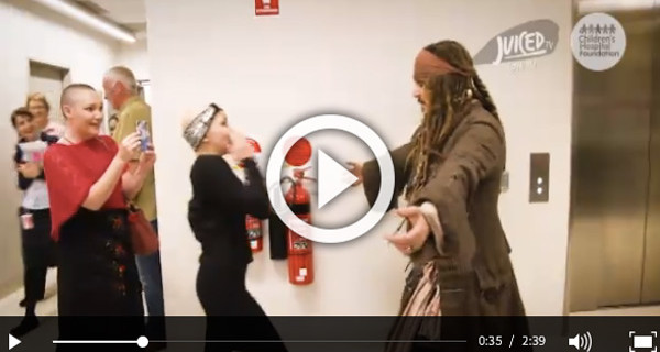 Jack Sparrow visita i bambini malati: la loro commozione alla vista di Johnny Depp Jack Sparrow visita i bambini malati: la loro commozione alla vista di Johnny Depp
