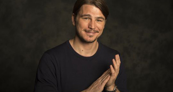 Josh Hartnett presto papà: l’attore si prepara alla nascita del suo primo figlio Josh Hartnett presto papà: l’attore si prepara alla nascita del suo primo figlio