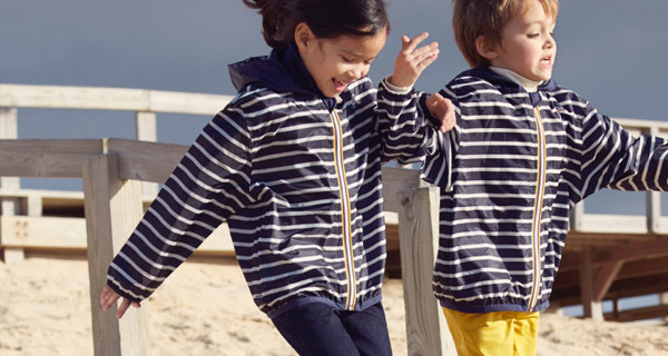 K-Way e Petit Bateau: il classico impermeabile diventa a righe blu navy e bianche K-Way e Petit Bateau: il classico impermeabile diventa a righe blu navy e bianche