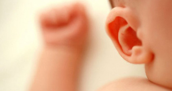 Come proteggere le orecchie dei bambini al mare? I consigli per i più piccoli Come proteggere le orecchie dei bambini al mare? I consigli per i più piccoli