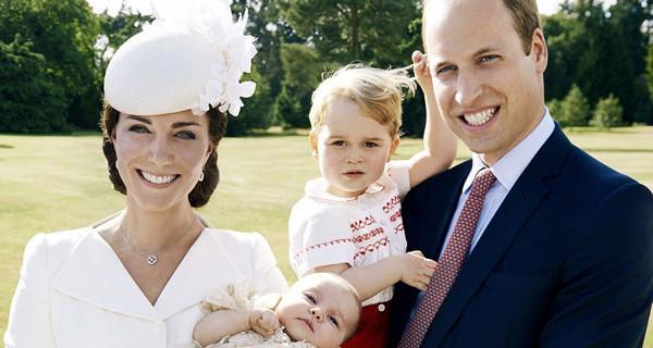 William, Kate, George e Charlotte: le foto ufficiali della Royal Family al completo William, Kate, George e Charlotte: le foto ufficiali della Royal Family al completo