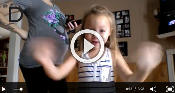 La bimba di 6 anni che balla con la mamma incinta di 8 mesi: il video che è diventato virale La bimba di 6 anni che balla con la mamma incinta di 8 mesi: il video che è diventato virale