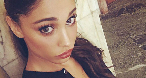 Belen Rodriguez cameriera al Ricci: “Ecco perchè servo anche ai tavoli” Belen Rodriguez cameriera al Ricci: “Ecco perchè servo anche ai tavoli”