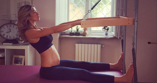 Elena Santarelli non rinuncia allo sport in gravidanza e annuncia: “E’ una femmina” Elena Santarelli non rinuncia allo sport in gravidanza e annuncia: “E’ una femmina”