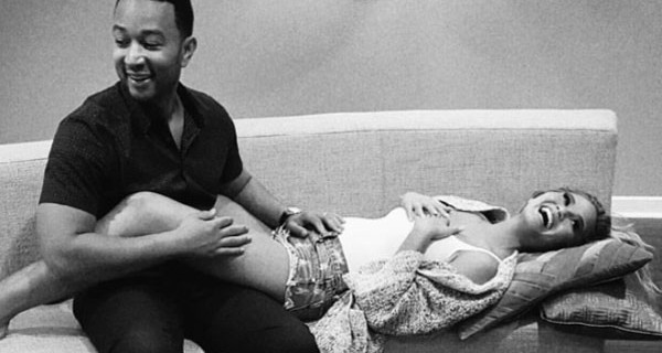 John Legend diventerà presto papà: l’annuncio sul web e la foto della futura mamma John Legend diventerà presto papà: l’annuncio sul web e la foto della futura mamma