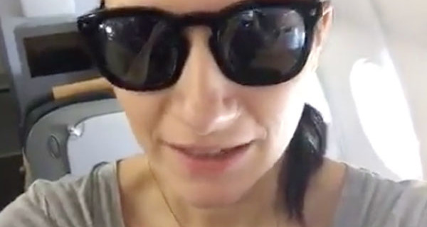 Laura Pausini lontana dalla figlia Paola in aereo: “Sono 11 ore di volo, succede solo in Italia” Laura Pausini lontana dalla figlia Paola in aereo: “Sono 11 ore di volo, succede solo in Italia”