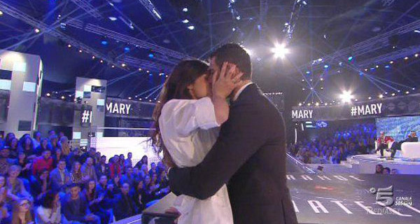 Grande Fratello 14: l’incontro tra Mary e Giovanni in studio, ecco cosa si sono detti Grande Fratello 14: l’incontro tra Mary e Giovanni in studio, ecco cosa si sono detti