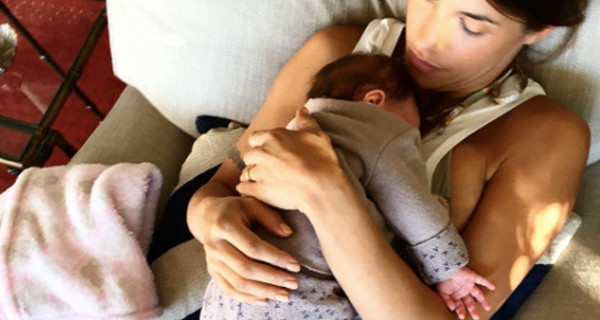Elisabetta Canalis mamma sempre più dolce con la piccola Skyler: prima le coccole, poi al lavoro! Elisabetta Canalis mamma sempre più dolce con la piccola Skyler: prima le coccole, poi al lavoro!