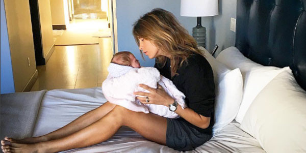 Elisabetta Canalis, mamma sempre più dolce: la ninna nanna alla piccola Skyler Eva Elisabetta Canalis, mamma sempre più dolce: la ninna nanna alla piccola Skyler Eva