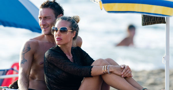 Francesco Totti e la dedica per Ilary Blasi incinta: “Ho la fortuna di averla conosciuta” Francesco Totti e la dedica per Ilary Blasi incinta: “Ho la fortuna di averla conosciuta”