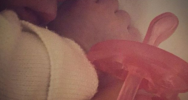 Rocio Munoz Morales e Raoul Bova mostrano la loro bambina, la piccola Luna Rocio Munoz Morales e Raoul Bova mostrano la loro bambina, la piccola Luna
