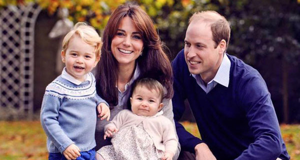 Royal Family: la foto di Natale di William, Kate, George e Charlotte Royal Family: la foto di Natale di William, Kate, George e Charlotte