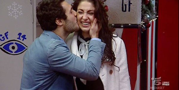 Grande Fratello 14, il segreto di Federica e Simone è stato scoperto? L’incursione dei fan nella casa Grande Fratello 14, il segreto di Federica e Simone è stato scoperto? L’incursione dei fan nella casa