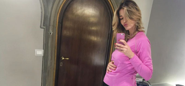 Elena Santarelli presto mamma-bis: “E’ arrivato il momento di mettere da parte il lavoro” Elena Santarelli presto mamma-bis: “E’ arrivato il momento di mettere da parte il lavoro”