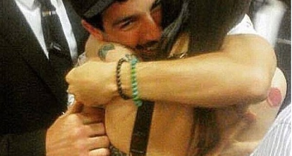 Uomini e donne Jonas Berami sull’Isola riceve un messaggio inaspettato dalla sua ex scelta Uomini e donne Jonas Berami sull’Isola riceve un messaggio inaspettato dalla sua ex scelta