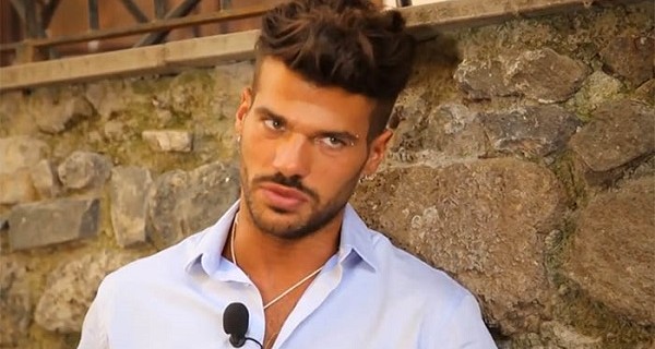Uomini e Donne Claudio Sona scopre il segreto di Mattia e si arrabbia Uomini e Donne Claudio Sona scopre il segreto di Mattia e si arrabbia