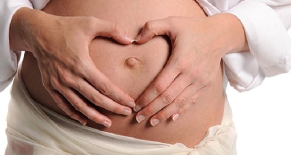 Il video che ha incantato il web. Un bimbo che canta nella pancia della mamma Il video che ha incantato il web. Un bimbo che canta nella pancia della mamma
