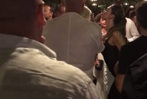 Belen ballo provocante a Capri con amica, ma cosa è successo dopo? Si mormora che… Belen ballo provocante a Capri con amica, ma cosa è successo dopo? Si mormora che…