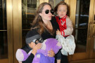 Angelina Jolie a New York fa shopping nei negozi di giocattoli insieme ai suoi figli