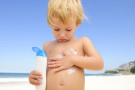 Come curare l’eritema solare sulla pelle dei bambini