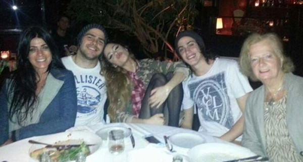 Martina Stoessel fidanzata con Peter Lanzani: l’attrice di Violetta è innamorata!